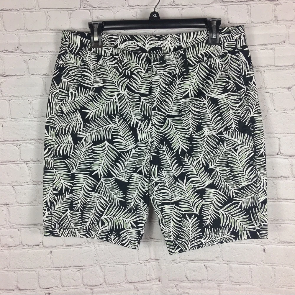 GAP Khaki Tropical Print Bermuda Shorts Womens 8 Black White Palm Leaf